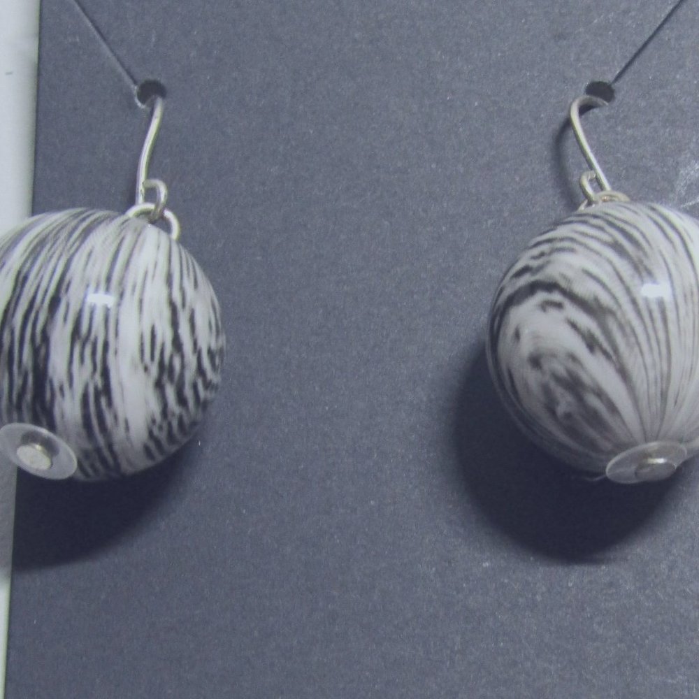 Black and White Round Ball pierced earrings Y2K Swirl pattern